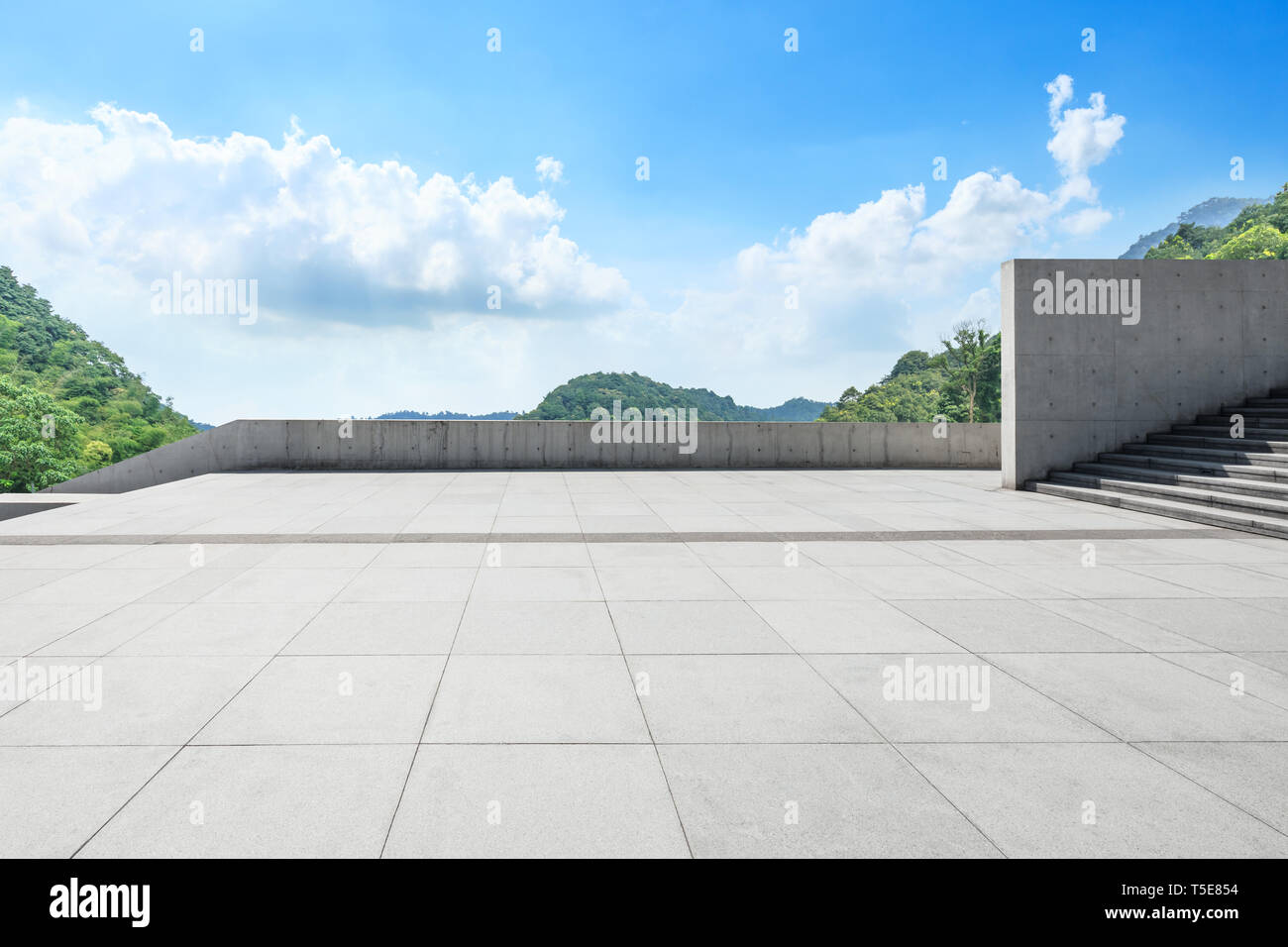 Quadrato vuoto piano e montagna verde con sky paesaggio Foto Stock