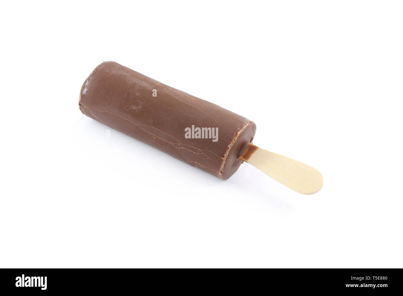 Eschimese di gelato al cioccolato su un bastone senza un involucro isolato su bianco Foto Stock