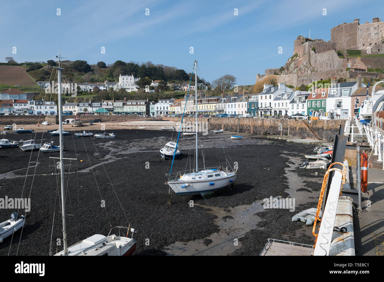 Gorey, Jersey - Aprile 2019: porto Gorey e Monte Castello Orgeuil Foto Stock