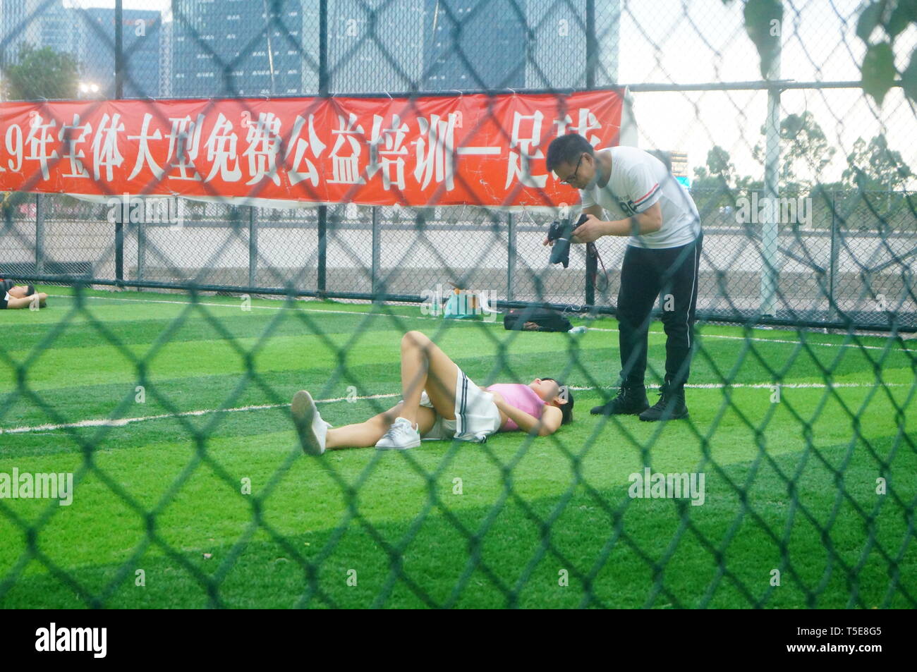 Shenzhen, Cina: gli appassionati di fotografia riprese modelli femmina insieme Foto Stock