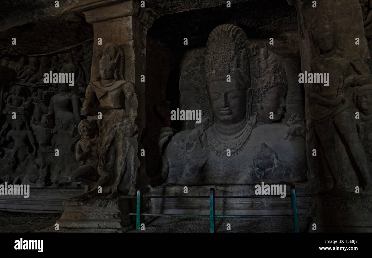 Scultura di Trimurti in Elephanta Caves, Maharashtra, India, Asia Foto Stock