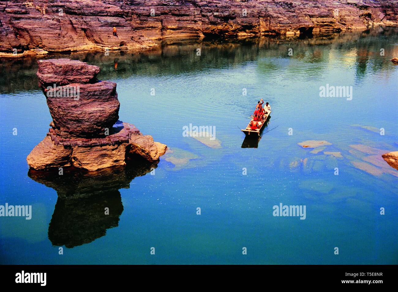 Roccia erosa pilastro tra due rive, Dhyali, Madhya Pradesh, India, Asia Foto Stock