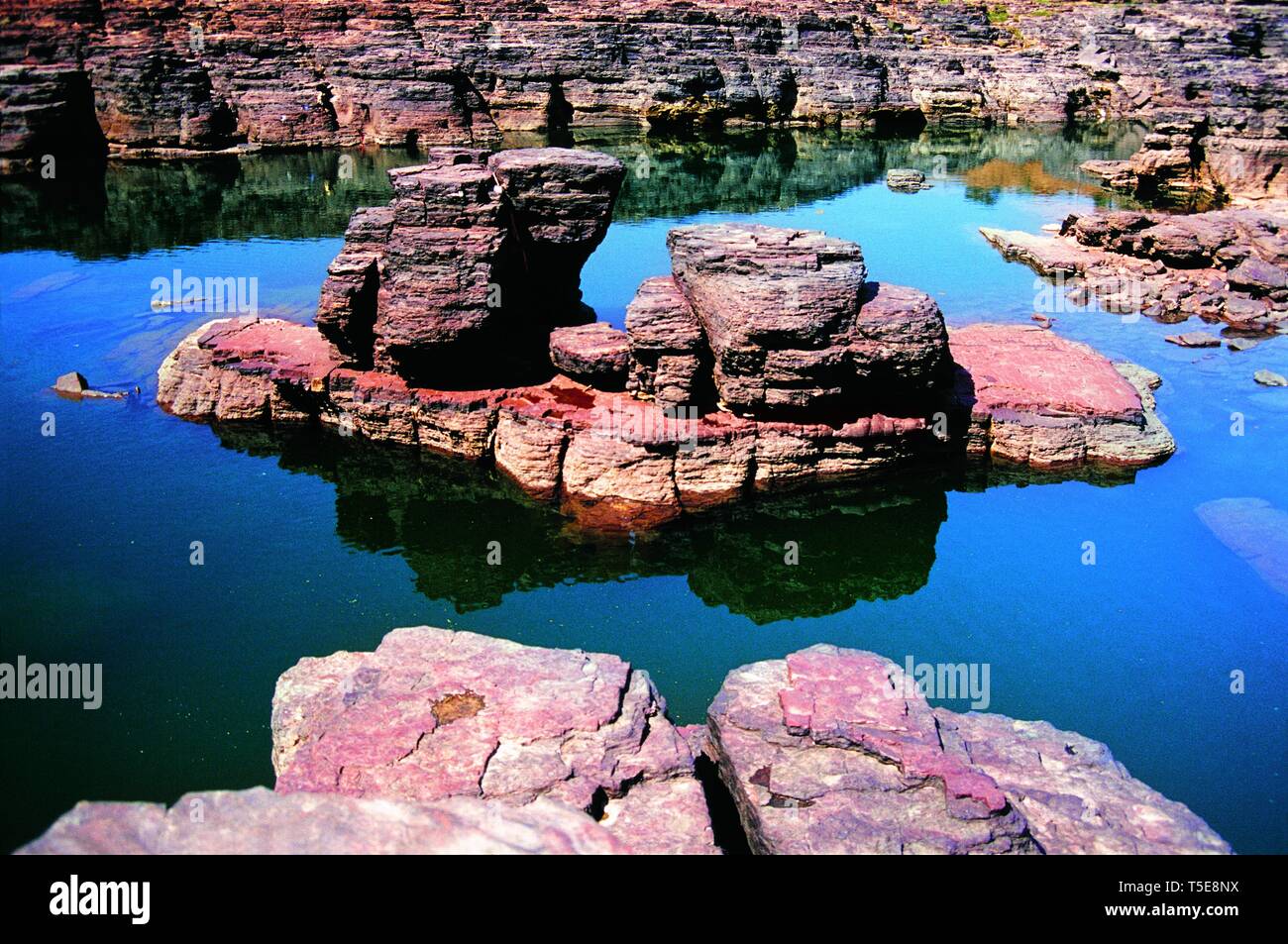 Nave come roccia erosa tra le rive dei fiumi, Dhyali, Madhya Pradesh, India, Asia Foto Stock