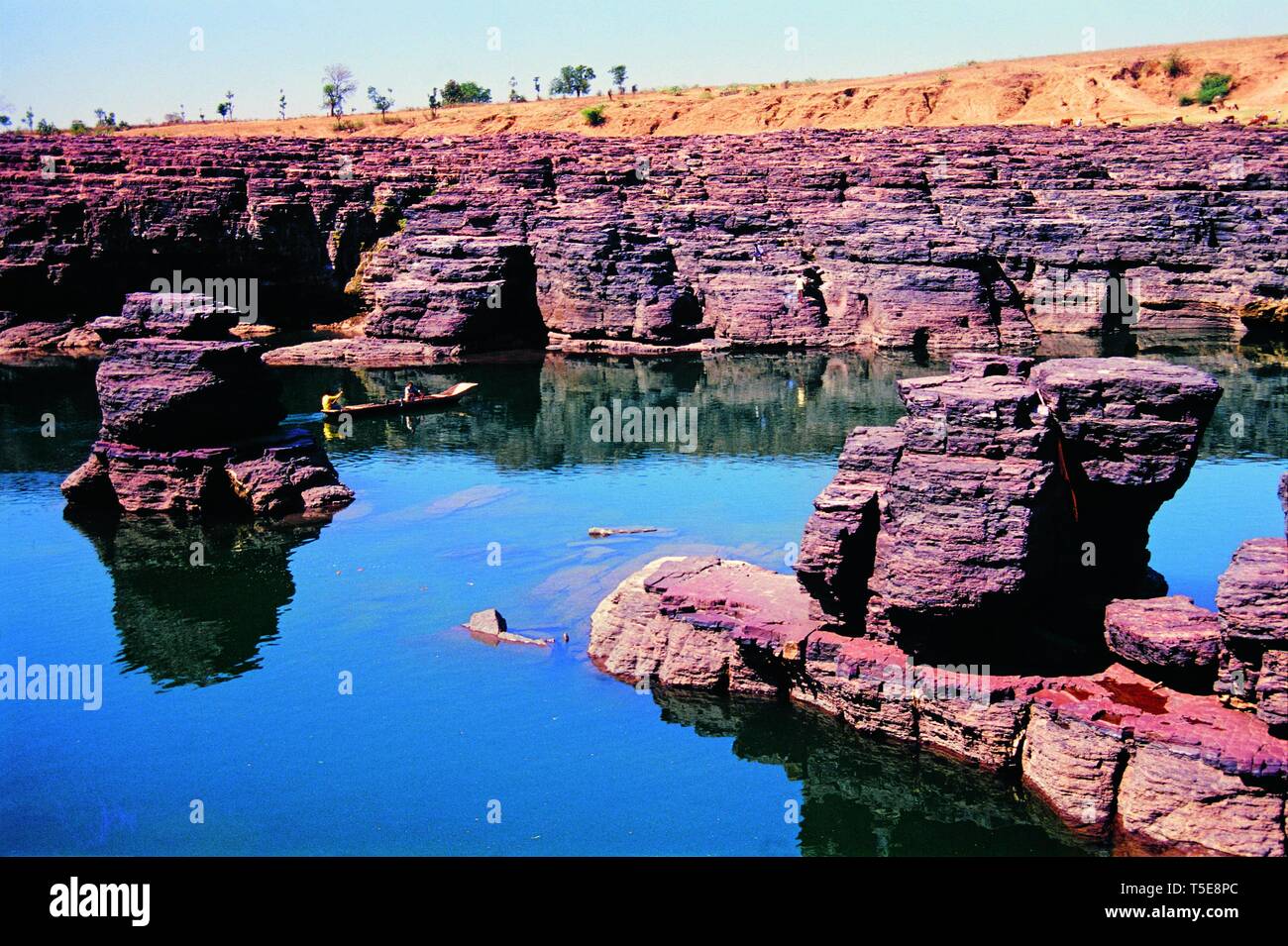 Roccia erosa pilastro tra le rive dei fiumi, Dhayli, Madhya Pradesh, India, Asia Foto Stock