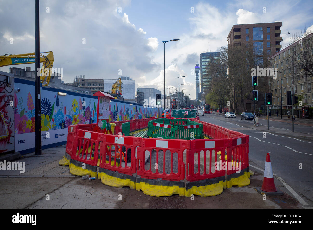 Camden, Londra, aprile 2019, lavori in corso di costruzione del HS2 alta velocità linea ferroviaria vicino a Euston su Hampstead Road. Foto Stock