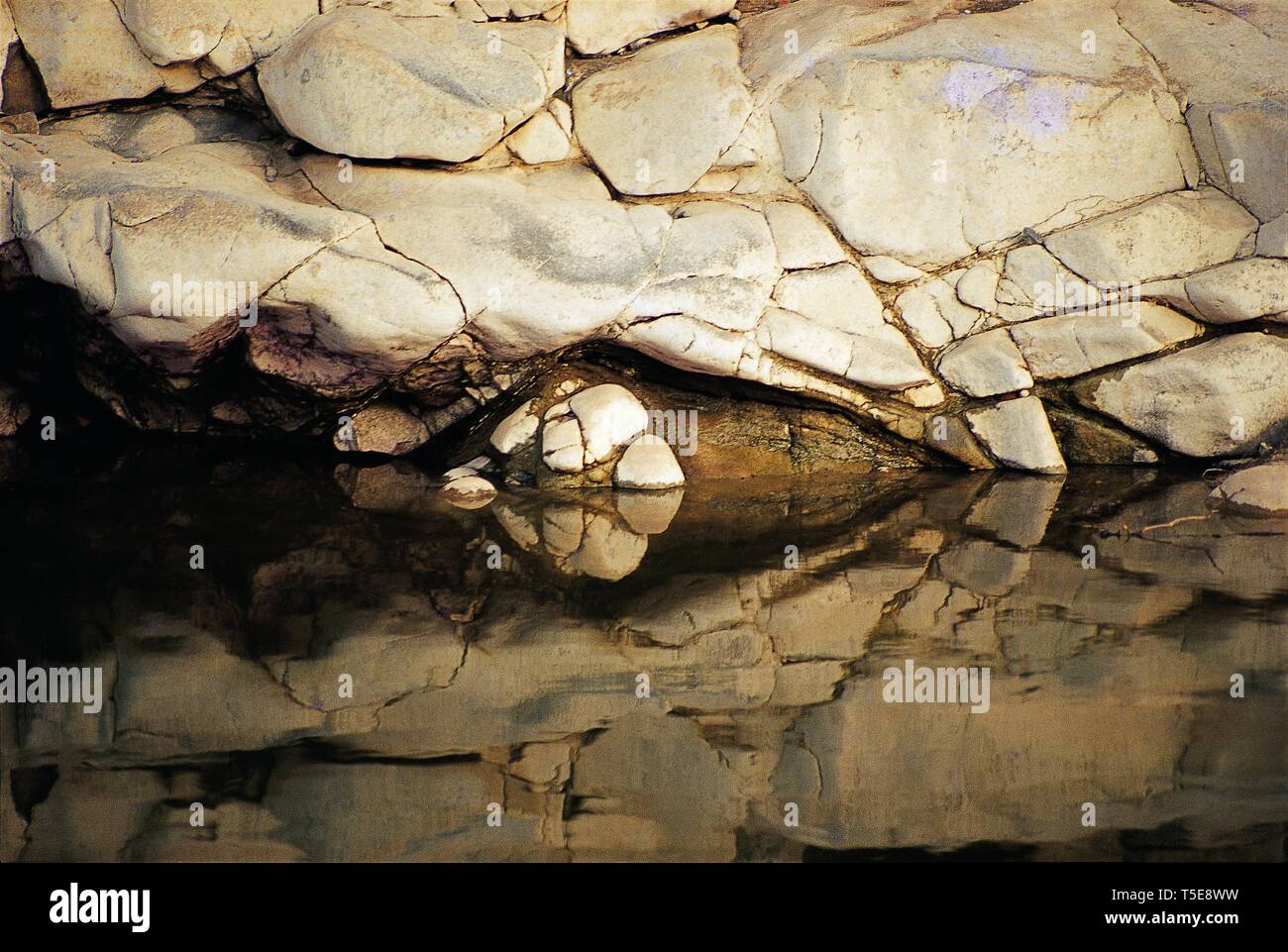 Rock duro riflessa in acqua calma Ghadoi, Sud Gujarat, India, Asia Foto Stock