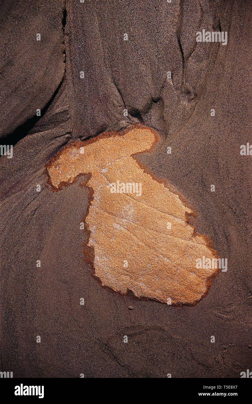 Dry Rock contrasta con sabbia bagnata del Gange, Rishikesh, Uttarakhand, India, Asia Foto Stock