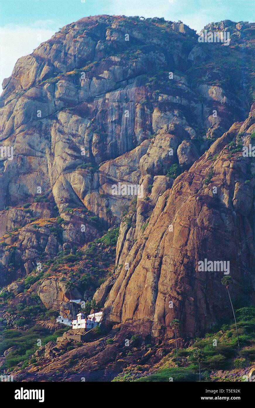 Casa isolata su una collina rocciosa, Tamil Nadu, India, Asia Foto Stock