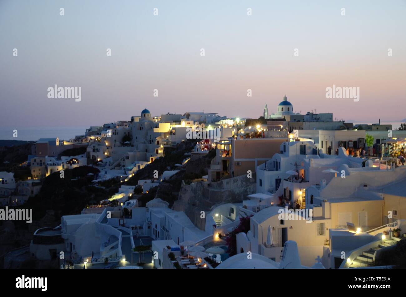 Chiesa di Oia Santorini in vista al tramonto - Bel panorama Foto Stock