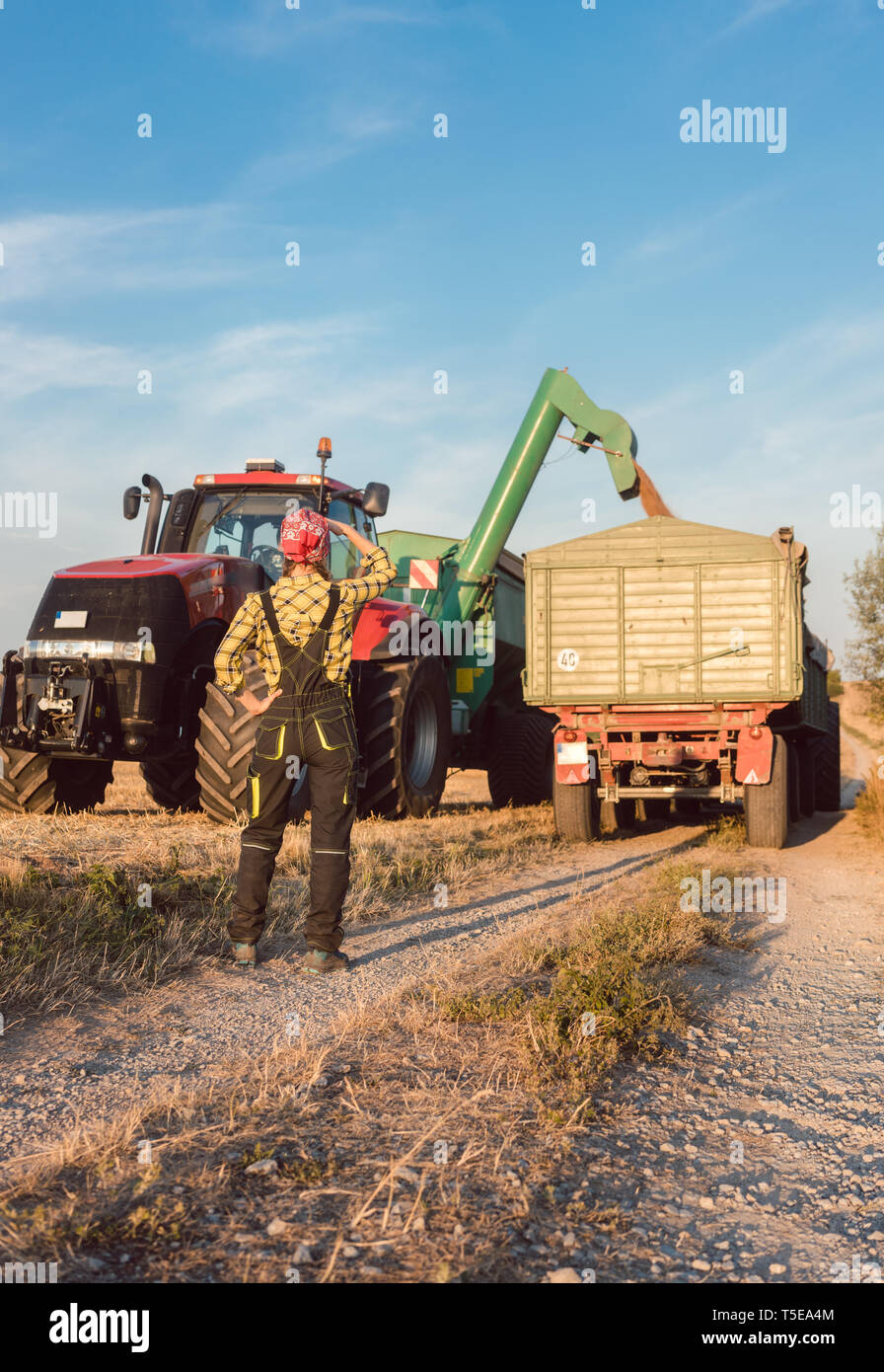 Agriturismo donna monitoraggio dello stato di avanzamento del raccolto sul sito Foto Stock