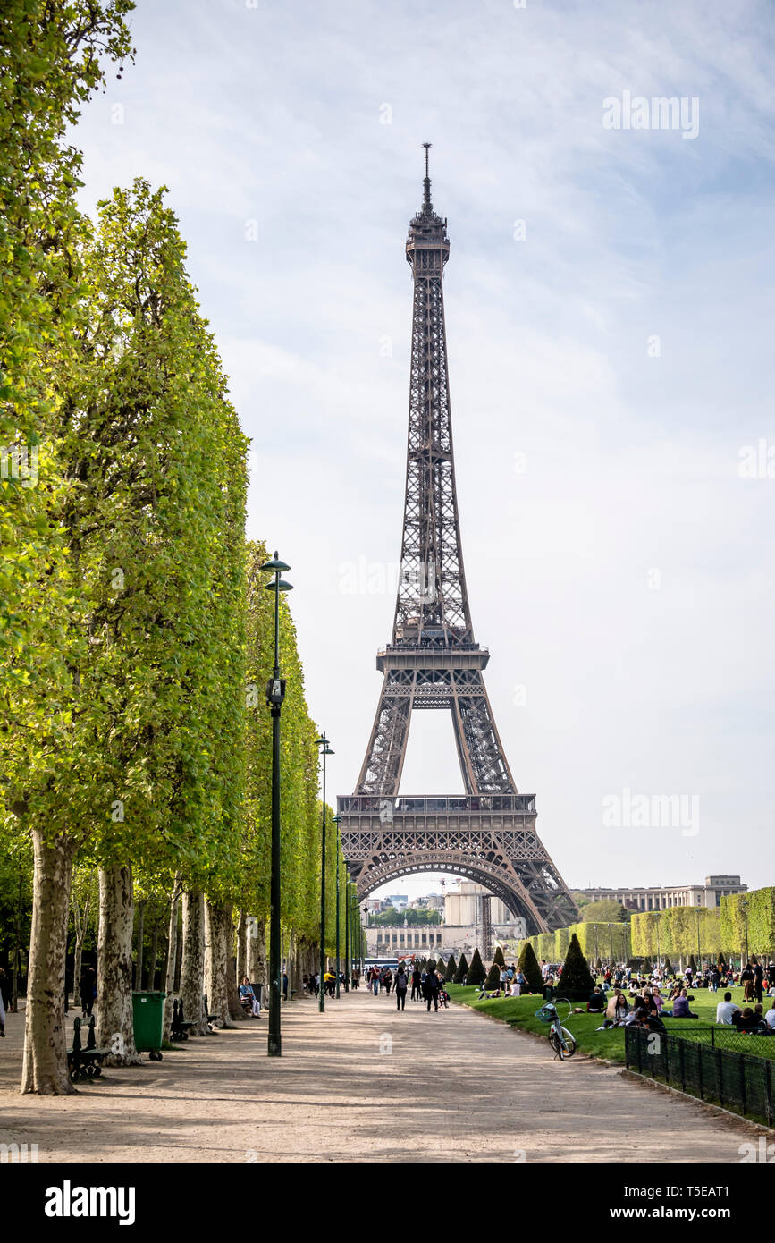 Torre Eiffel visto da Champs de Mars Foto Stock