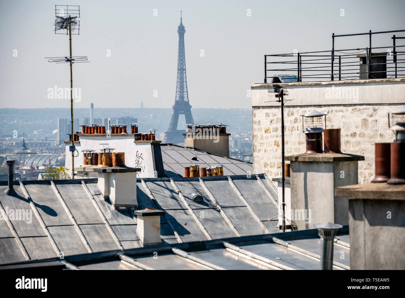 Torre Eiffel visto su tetti di Parigi Foto Stock