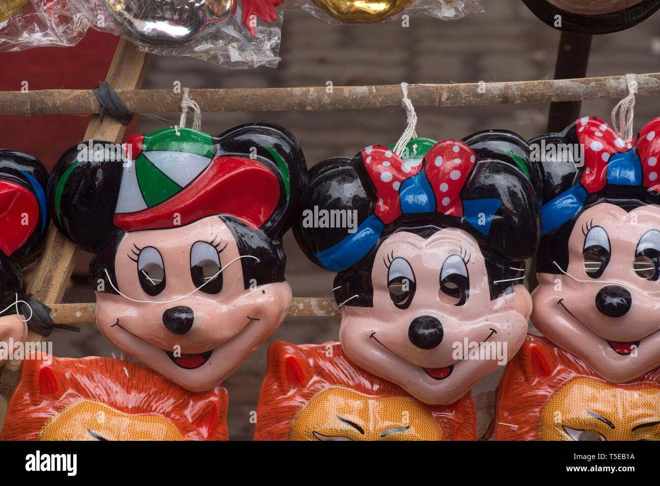 Maschere di plastica di Topolino e Minnie Mouse mantenuta per vendere, Pune, Maharashtra, India, Asia Foto Stock