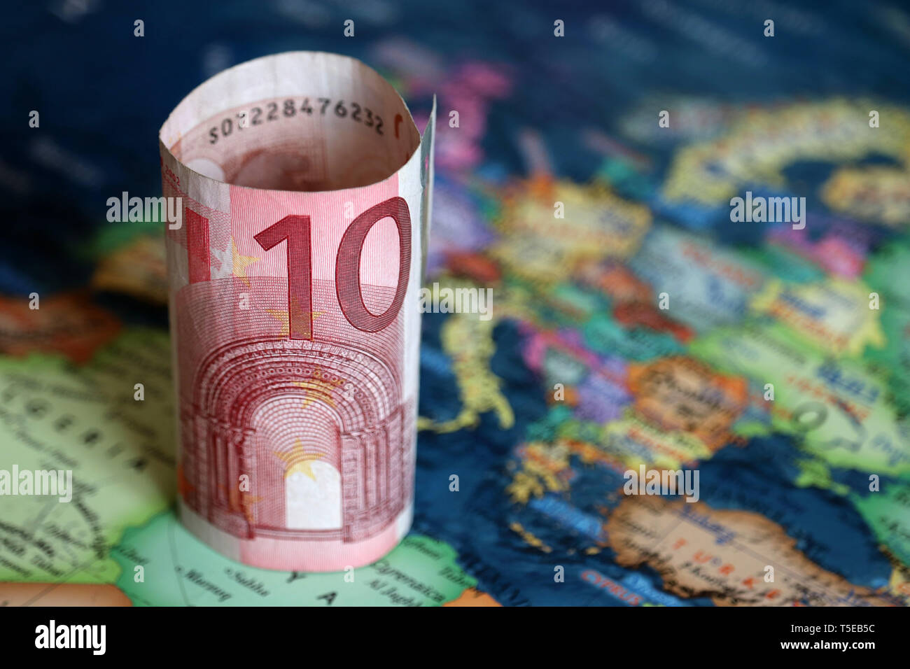 Banconote in euro sulla mappa dell'Europa. Concetto di Eurozona, economia europea, del mercato azionario e il commercio in UE Foto Stock