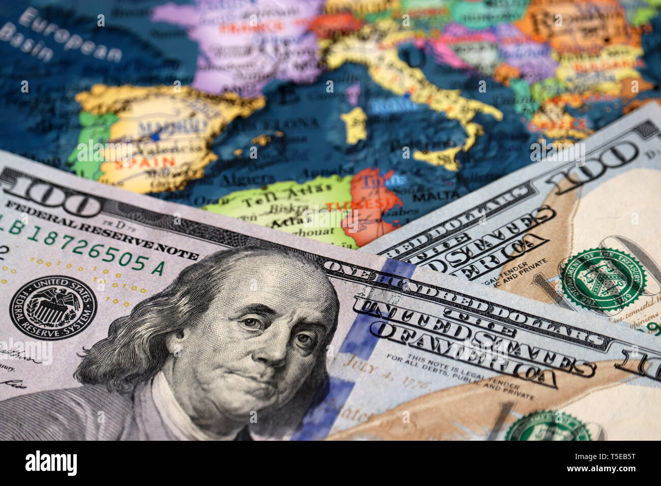 Dollari USA sulla mappa dell'Europa. Concetto di commercio tra Stati Uniti e Europa, tasso di cambio, turismo, il dominio americano in UE Foto Stock