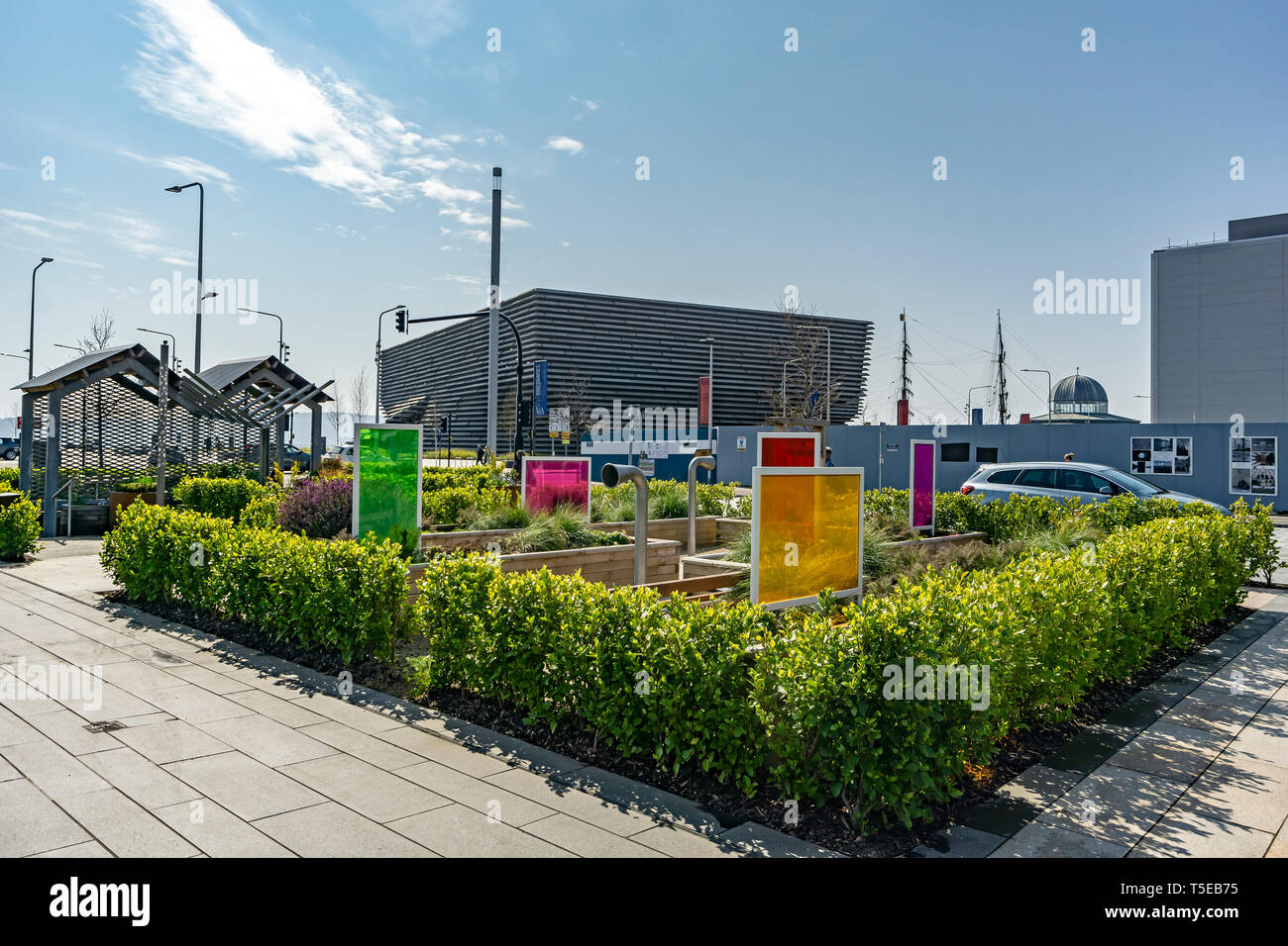 V&A Dundee Scotlands Design Museum on Riverside Esplanade Dundee Scotland UK visto dal lato orientale con Discovery Walk Slessor Gardens di fronte. Foto Stock