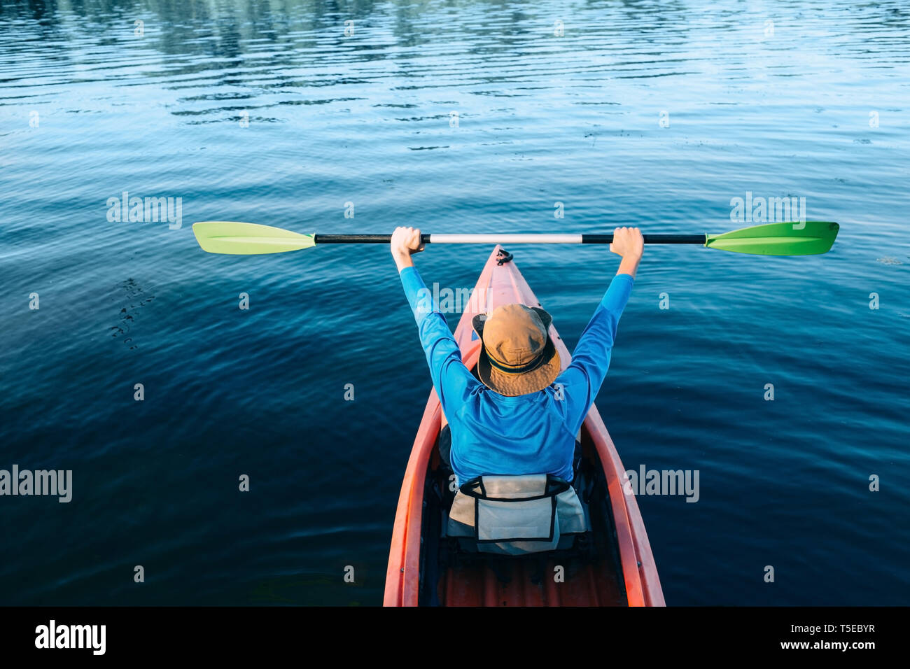 L'uomo kayak su un lago incontaminato, vista dall'alto Foto Stock