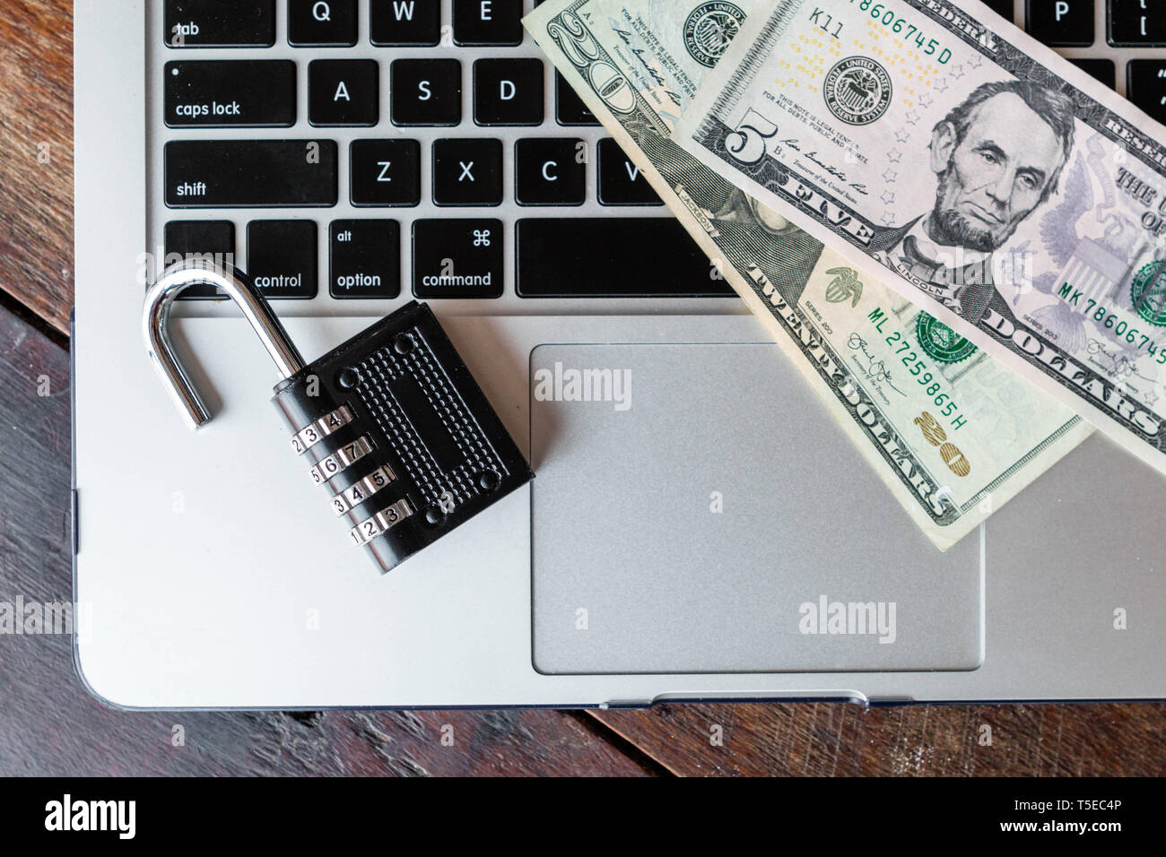 Armadietto e di dollari su un laptop. Transazioni online idea. Foto Stock
