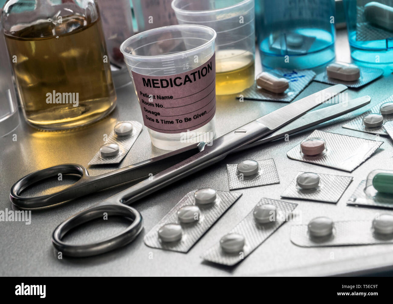 Dosaggio diverso farmaco in ospedale, immagine concettuale Foto Stock