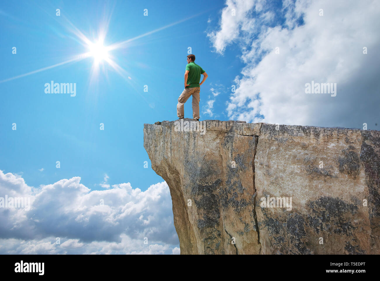 L'uomo sul bordo della montagna. Scena concettuale. Foto Stock