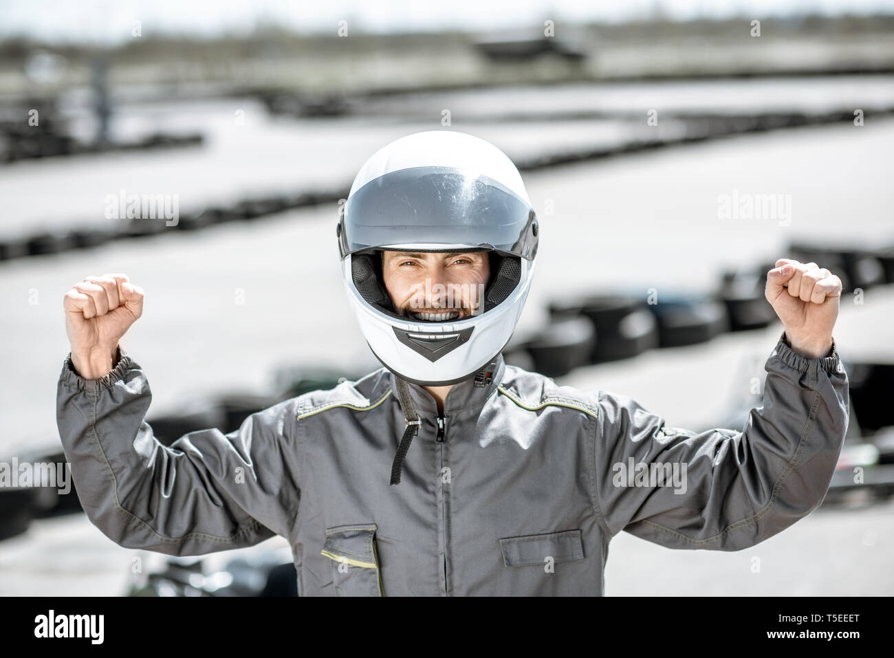 Racer in sportswear e casco protettivo guida go-kart sulla pista Foto stock  - Alamy