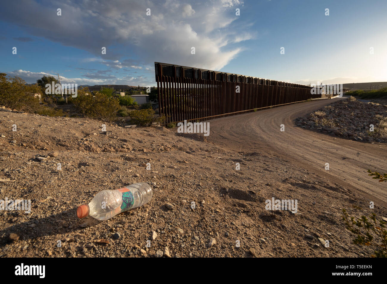 Scartato una bottiglia d'acqua all'Anapra Gap, un popolare punto di incrocio per i migranti lungo la US-Messico Confine vicino a El Paso, Texas Foto Stock