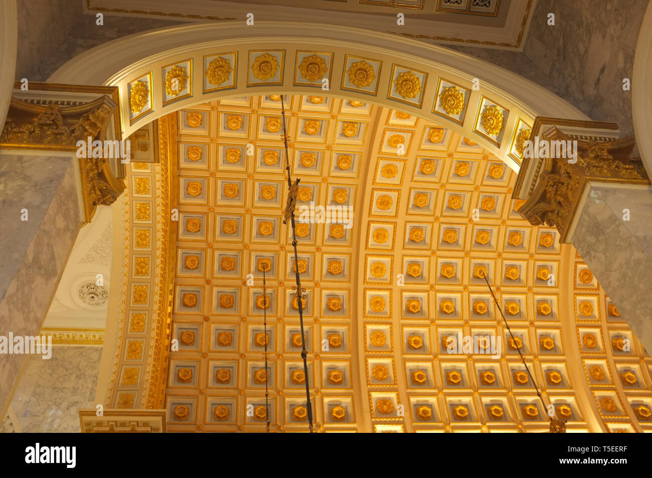 Samut Prakan, Tailandia - 23 Marzo 2019. San Luigi Maria di Montfort Chiesa caratteristiche interne architettura Italiana & le finestre di vetro macchiate. La chiesa Foto Stock