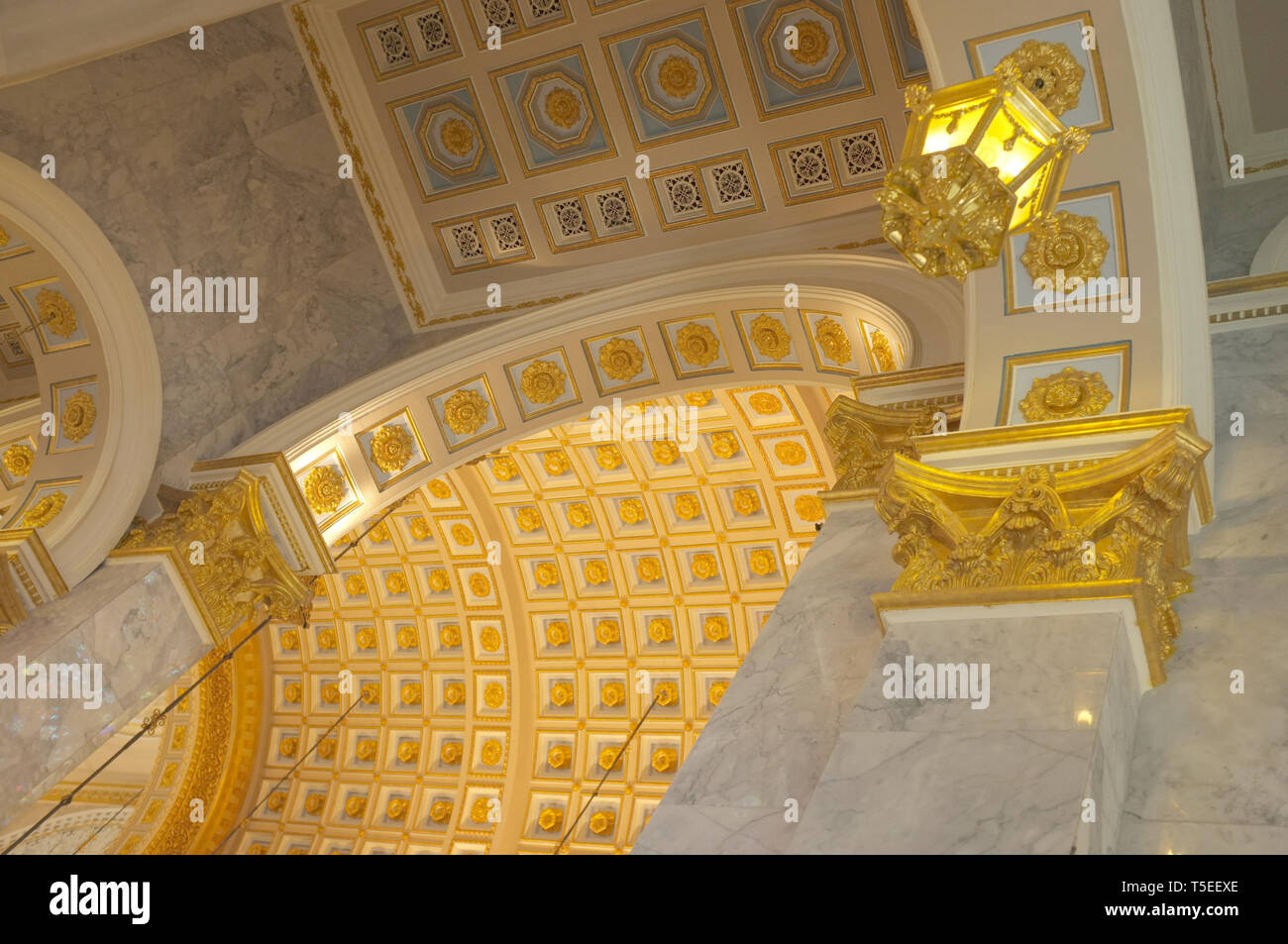 Samut Prakan, Tailandia - 23 Marzo 2019. San Luigi Maria di Montfort Chiesa caratteristiche interne architettura Italiana & le finestre di vetro macchiate. La chiesa Foto Stock