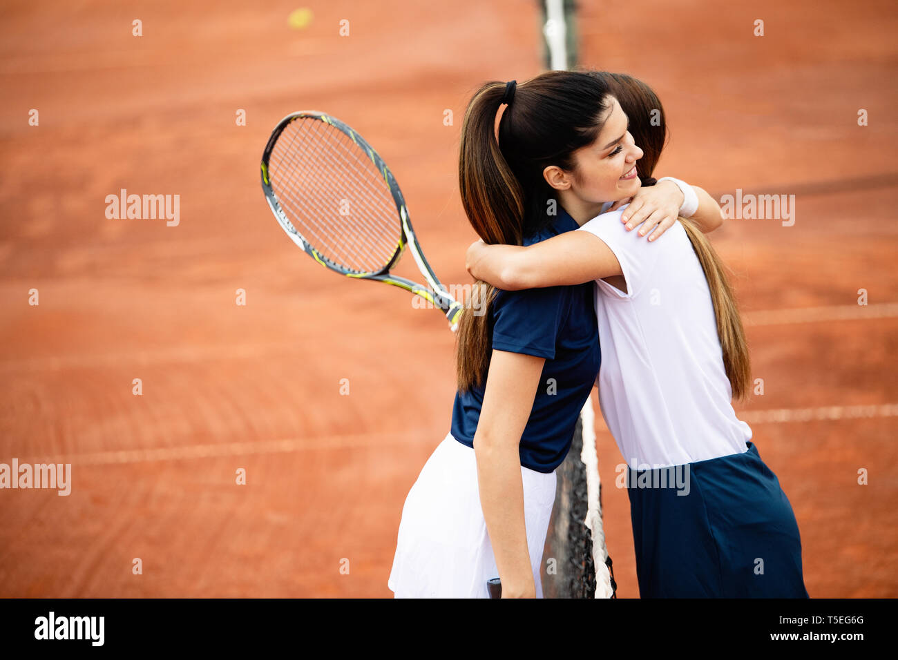 Tennis femminile handshaking giocatore dopo aver giocato una partita di tennis. Fairplay, sport concept. Foto Stock
