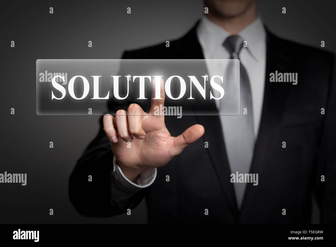 Business, tecnologia internet, un concetto di rete - imprenditore nel soddisfare preme virtuale interfaccia touchscreen pulsante - Lingua inglese Soluzioni di parola Foto Stock