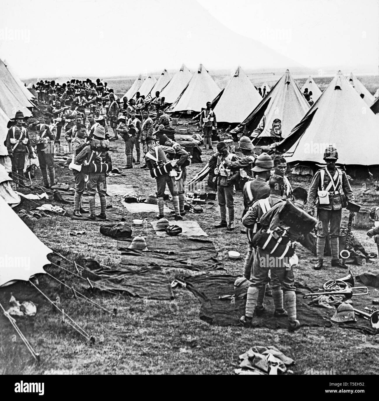 Soldati britannici durante la guerra boera in Sud Africa, preparare le loro armi e uniformi, pronto per l'azione. In una grande area camping con molti tende. Foto Stock