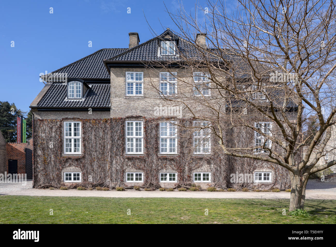 Il comandante's House (Kommandantboligen) con il Castello di Rosenborg, Copenaghen, Danimarca, costruito da Jacob Fortling, 1760-63 Foto Stock
