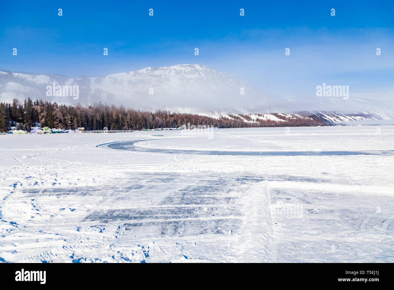 Vista del lago Kanas foresta in inverno,Xinjiang, Cina Foto Stock