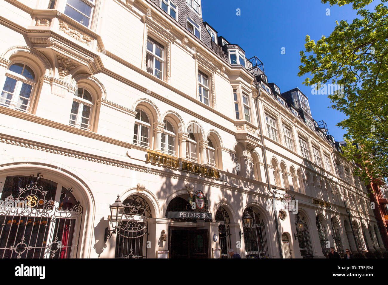 Il pub Peters nella parte storica della città di Colonia, Germania. Peters Brauhaus in der Altstadt, Koeln, Deutschland. Foto Stock