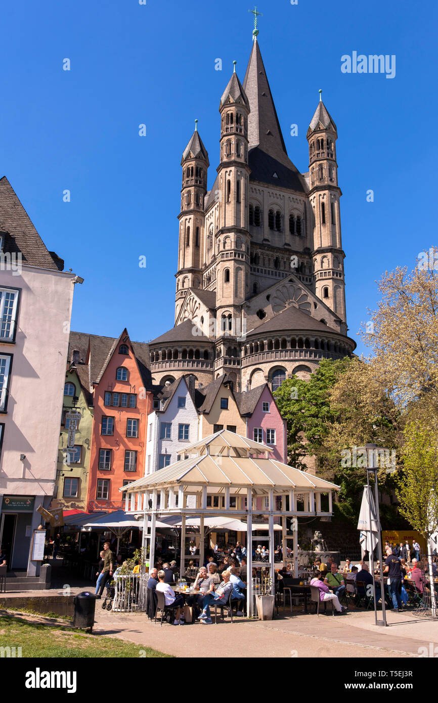 Il Fishmarket nella parte vecchia della città, case davanti alla chiesa al lordo di San Martin, Colonia, Germania. der Fischmarkt in der Altstadt, Haeuser Foto Stock