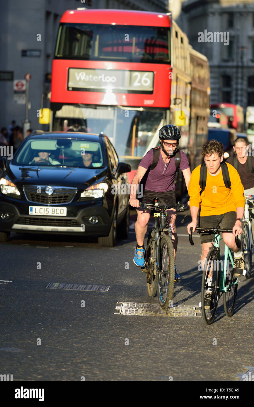 Biciclette in ora di punta del traffico, Cheapside, City of London, Regno Unito Foto Stock