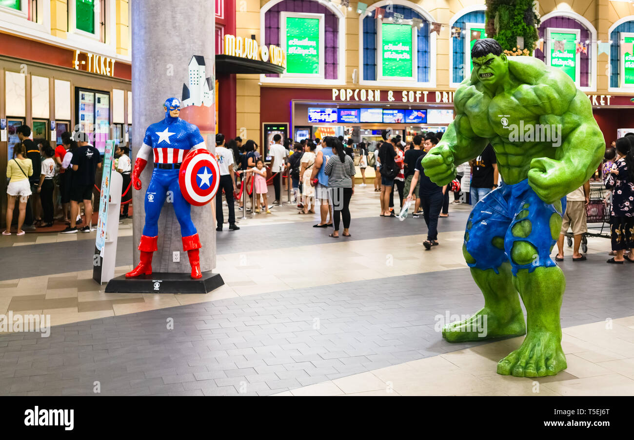 Bangkok, Thailandia - Apr 24, 2019: vendicatori 4 Endgame modello di personaggio Hulk e Captain America davanti al teatro con persone queing fino a comprare tic Foto Stock