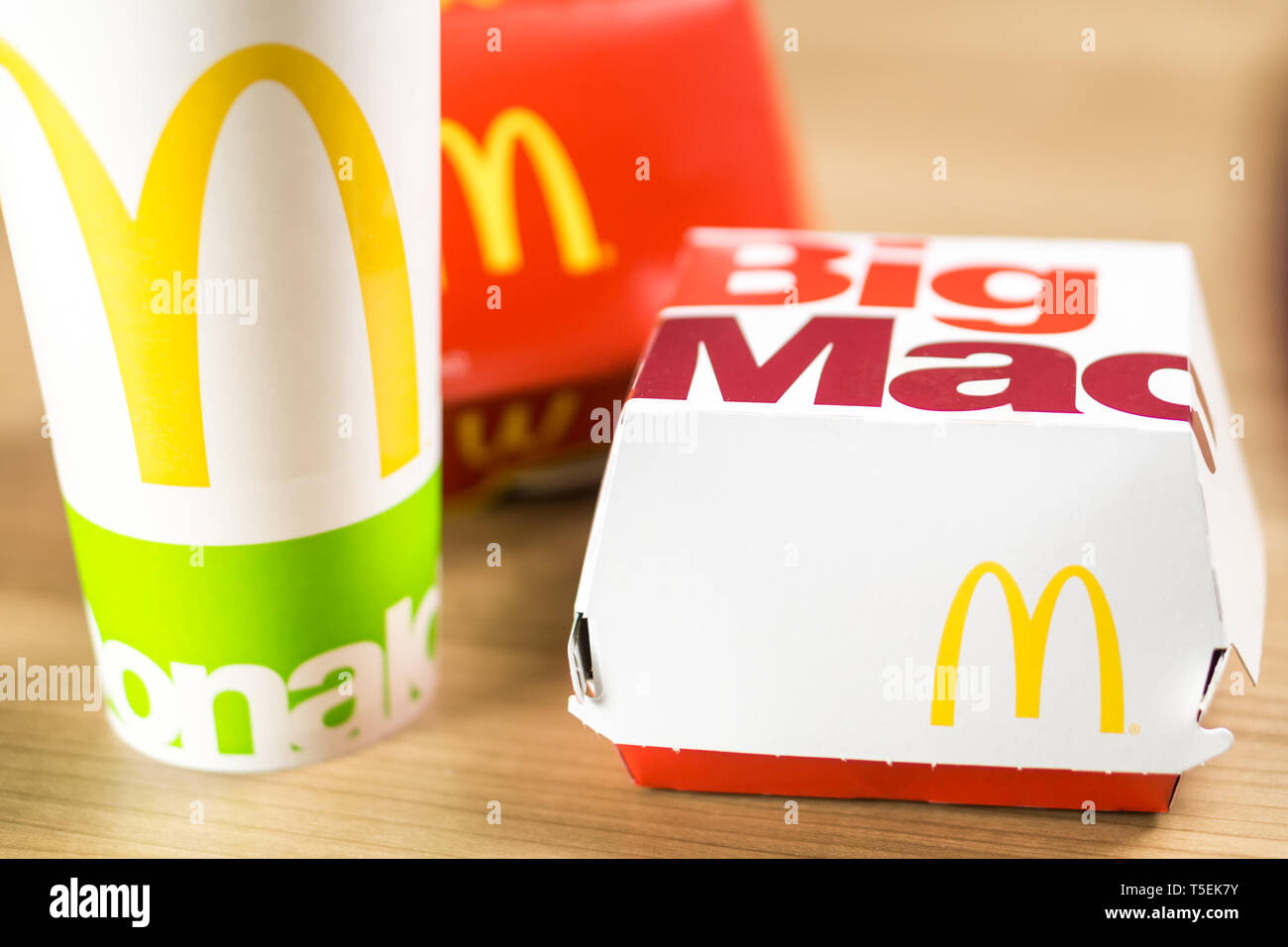 Ljubljana, Slovenia - 27 dicembre 2018: Big Mac Box con il McDonald logo sul tavolo nel ristorante McDonald's Foto Stock