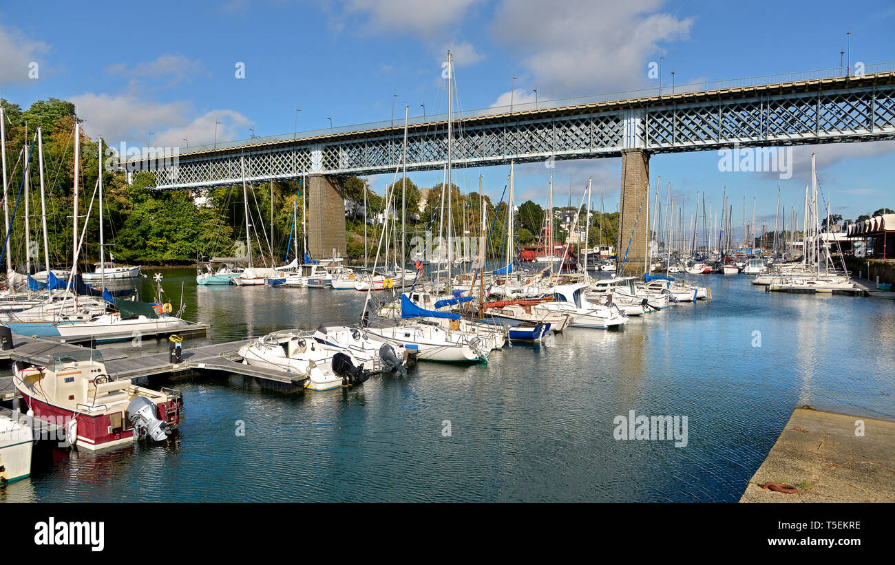 Port Rhu e ponte di Douarnenez, un comune nel dipartimento di Finistère Bretagna nel nord-ovest della Francia. Foto Stock