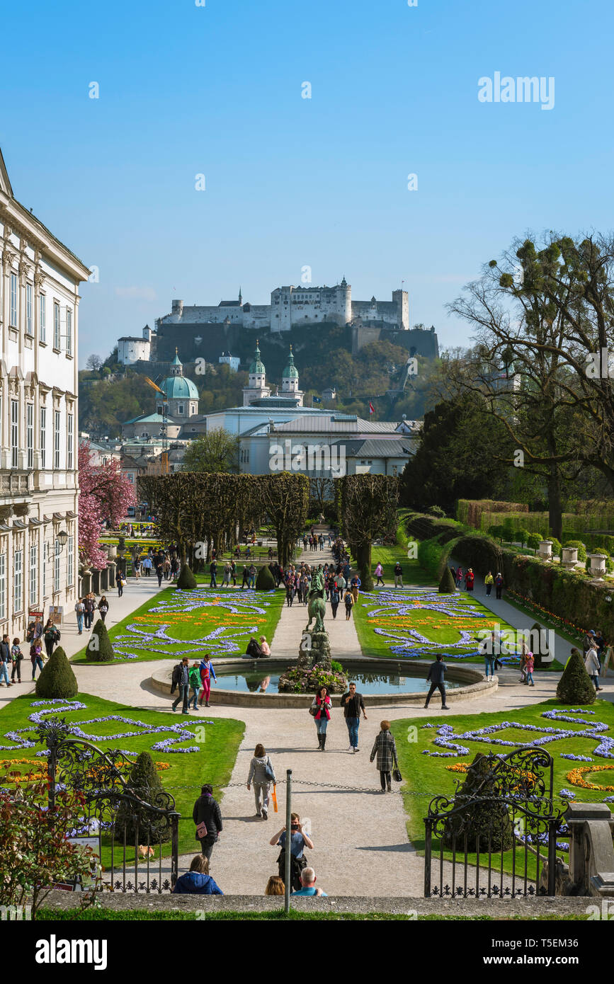 Salisburgo, vista attraverso il palazzo Mirabell e i giardini (Mirabellgarten) verso la cattedrale della città e la collina di castello superiore, Salisburgo, Austria. Foto Stock