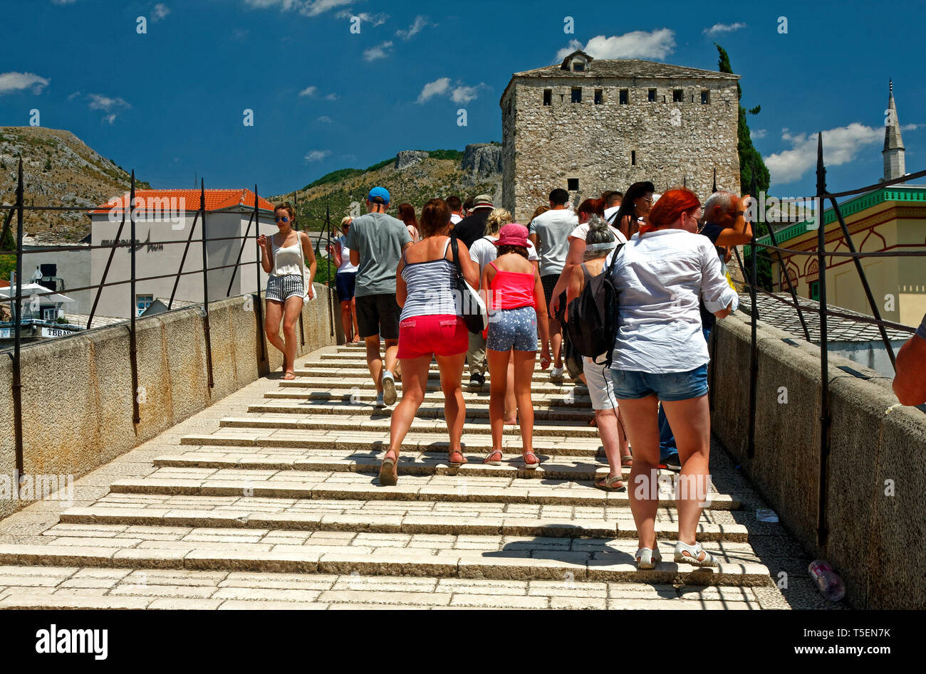 Stari Most, Ponte Vecchio; 16 secolo architettura ottomana; design ad arco; tenelia pietra, persone che attraversano, sito Patrimonio Mondiale dell'UNESCO; Mostar; Bosnia il suo Foto Stock