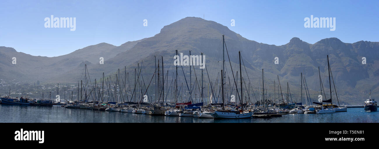 Yacht ormeggiati in Hout Bay Harbor vicino a Città del Capo, Sud Africa Foto Stock
