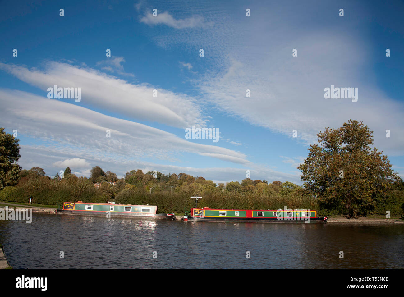 Strette barche ormeggiate dal cartello su Llangollen Canal Ellesmere Shropshire Inghilterra Foto Stock