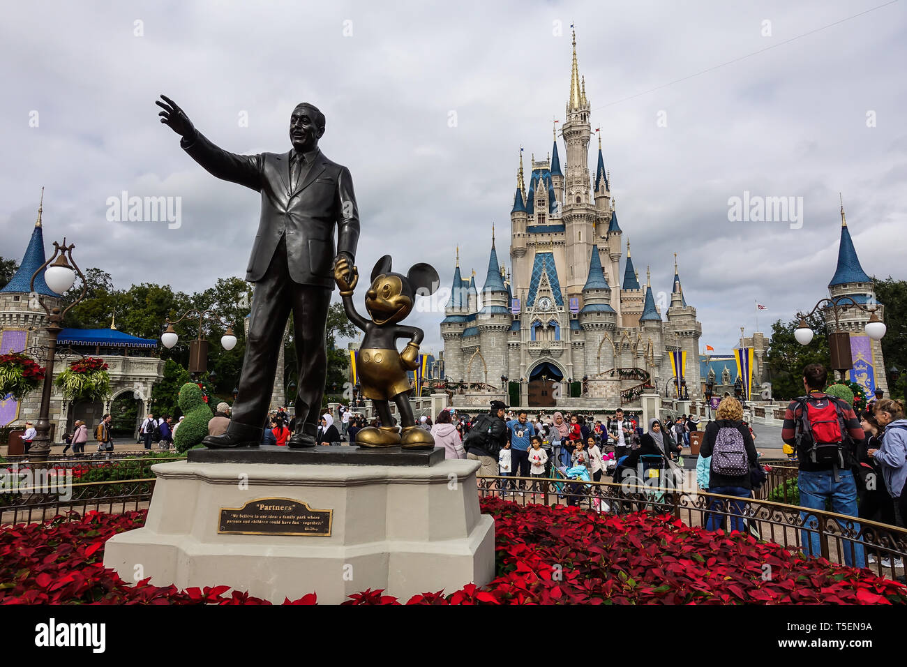 Orlando, FL/USA - 02/10/18: vista orizzontale di Walt Disney e Mickey Mouse Partner statua che si trova nella parte anteriore del castello Cinderellas a Disney World. Foto Stock