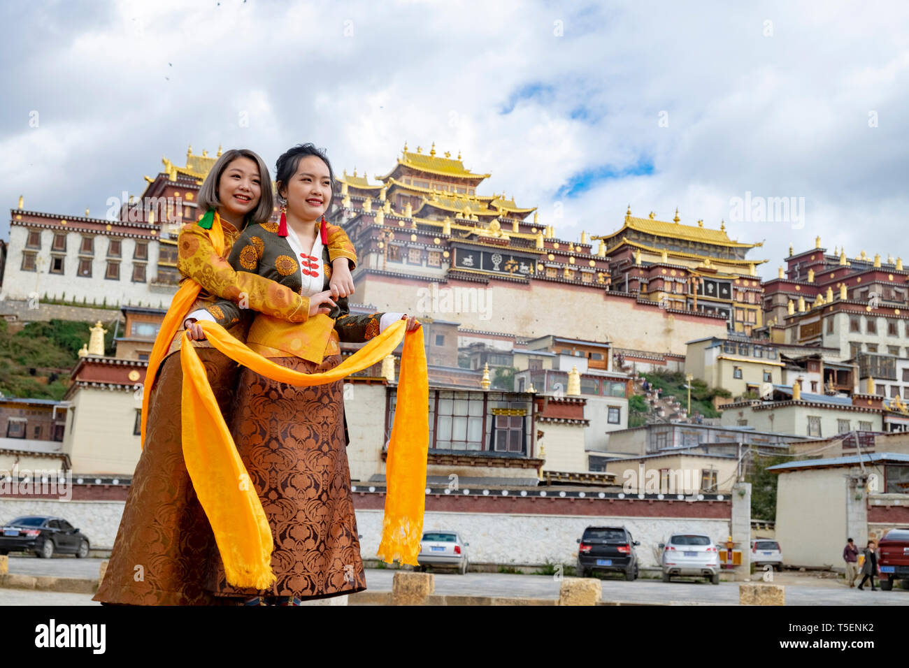 Songzanlin tibetano monastero buddista si riflette nel lago sacro, Shangri-La, nella provincia dello Yunnan in Cina Foto Stock