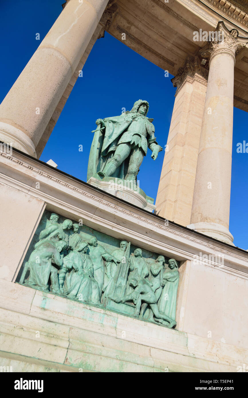 Ungheria, Budapest, Piazza degli Eroi, il Millennium colonnato, Statua di Matthias Corvinus 1 un xv secolo re ungherese. Foto Stock