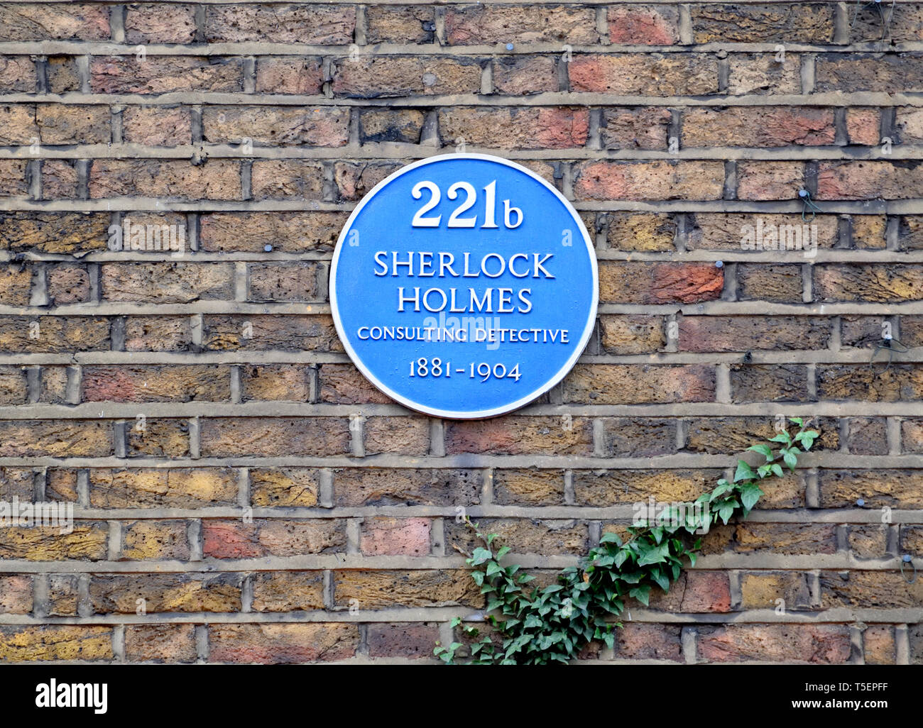 Londra, Inghilterra, Regno Unito. Blu Commemorative Plaque: 221b Sherlock Holmes consulting detective il 1881-1904 (carattere fictional) 221b di Baker Street Foto Stock