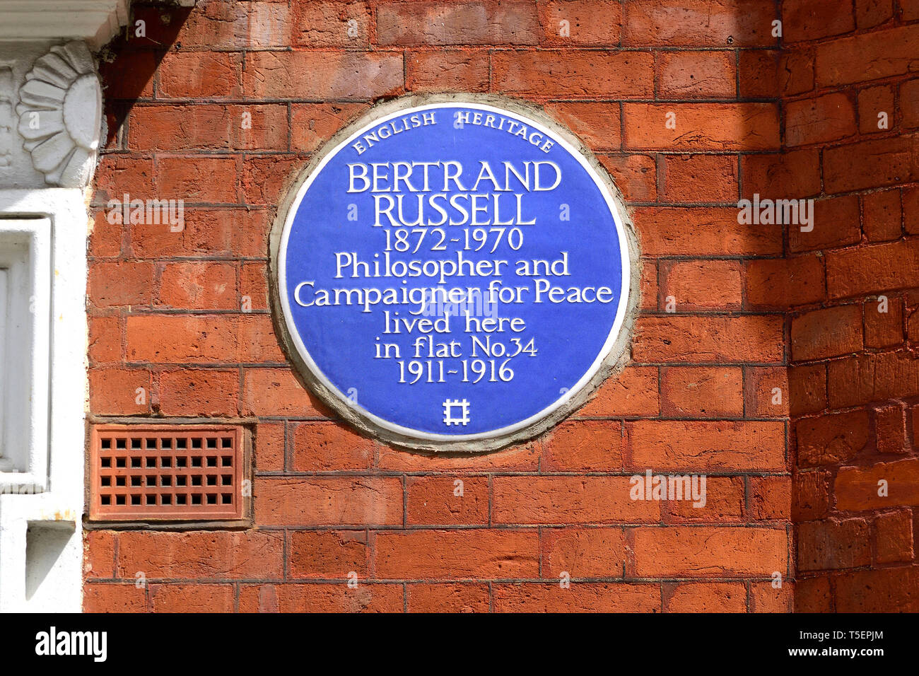 Londra, Inghilterra, Regno Unito. Blu Commemorative Plaque: Bertrand Russell 1872-1970 filosofo e attivista per la Pace ha vissuto qui in appartamento No.34 1911-1916. 34 Foto Stock