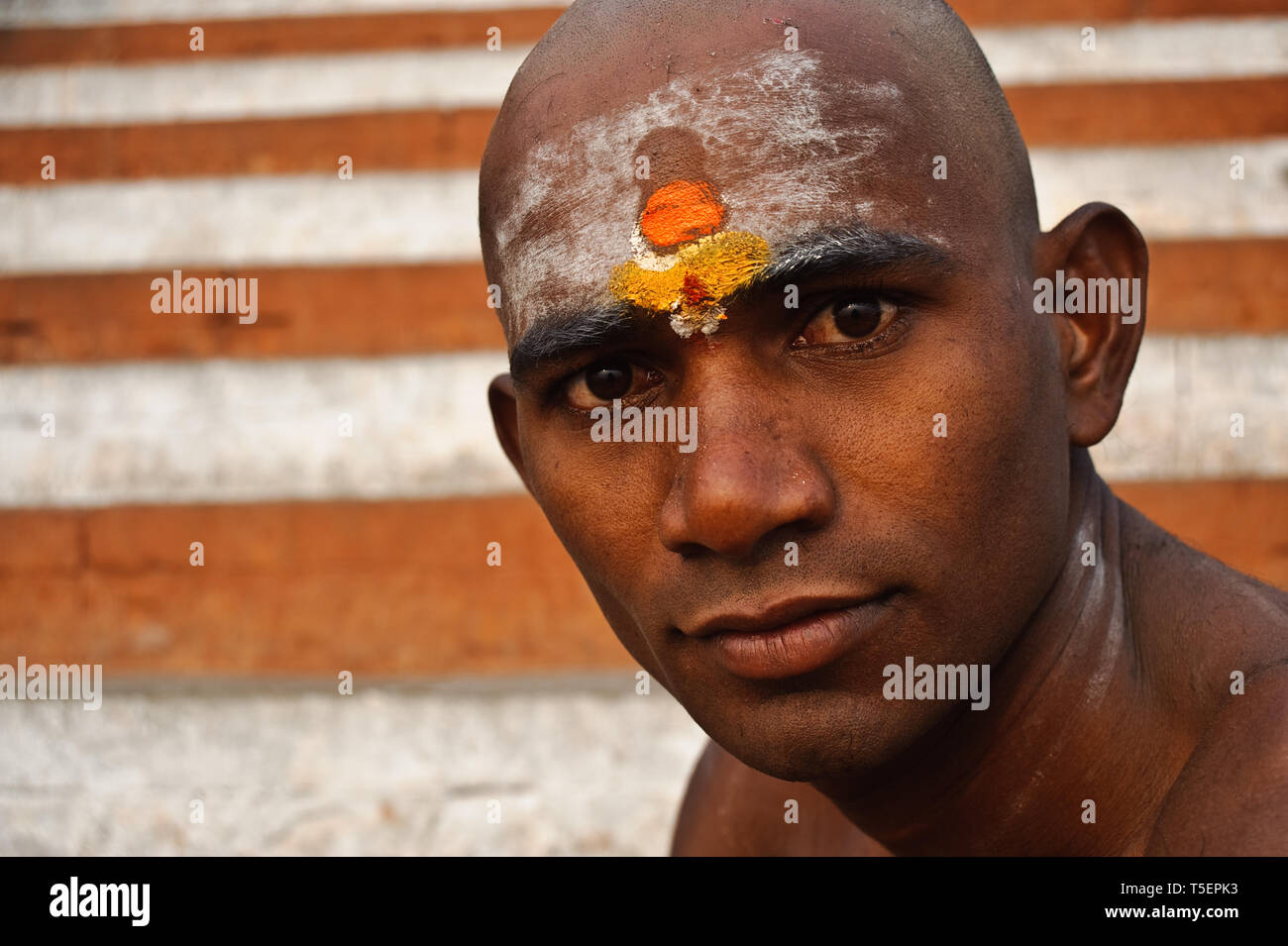 Pellegrini indù visitando la città santa di Varanasi (India). Egli è proveniente da Andhra Pradesh. Foto Stock