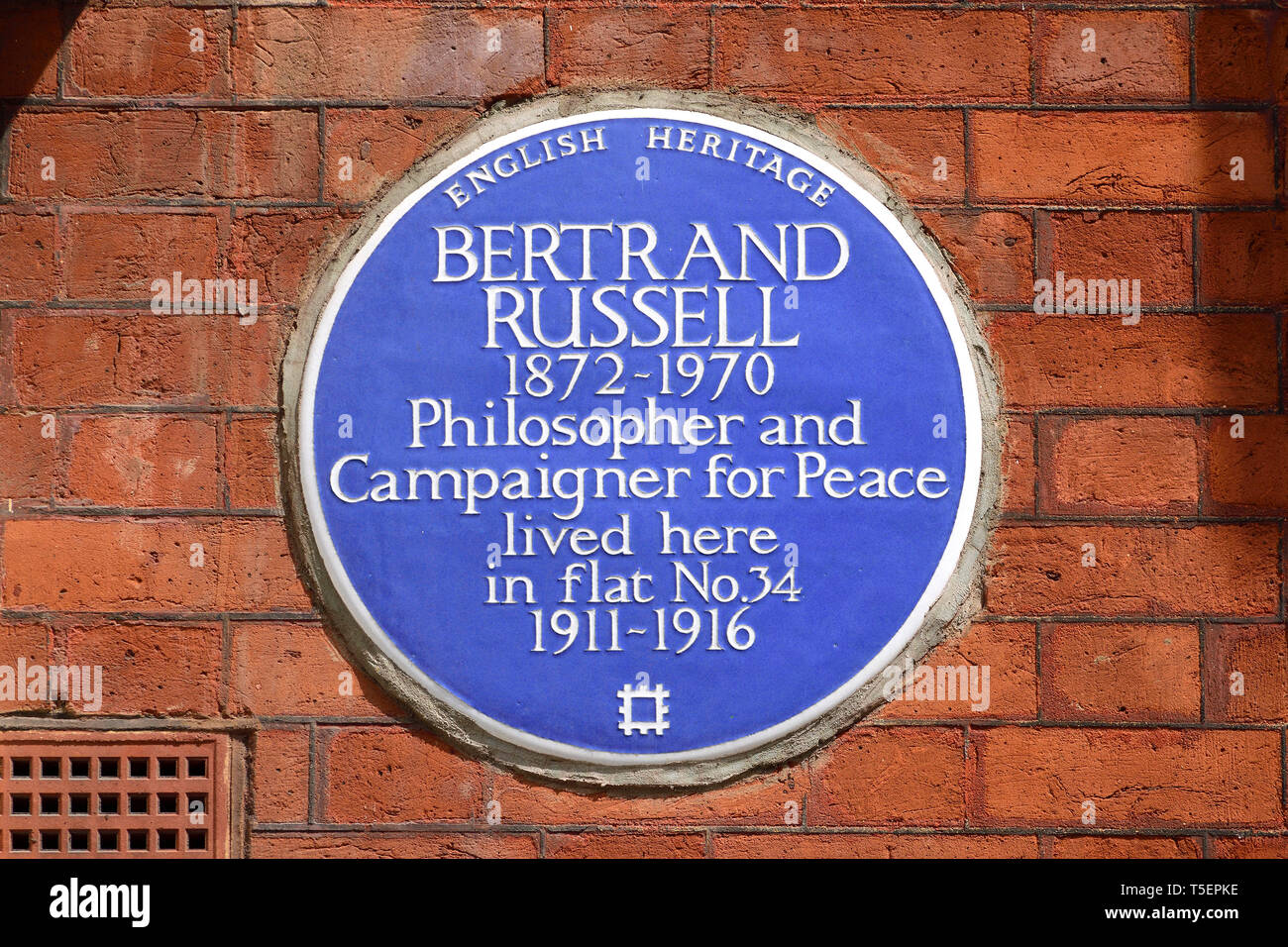 Londra, Inghilterra, Regno Unito. Blu Commemorative Plaque: Bertrand Russell 1872-1970 filosofo e attivista per la Pace ha vissuto qui in appartamento No.34 1911-1916. 34 Foto Stock